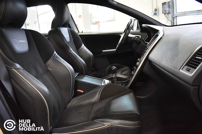 VOLVO XC60 D3 R-design Momentum